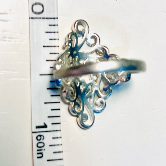 Elegant Silver Swirl Ring - Picture 7 of 7